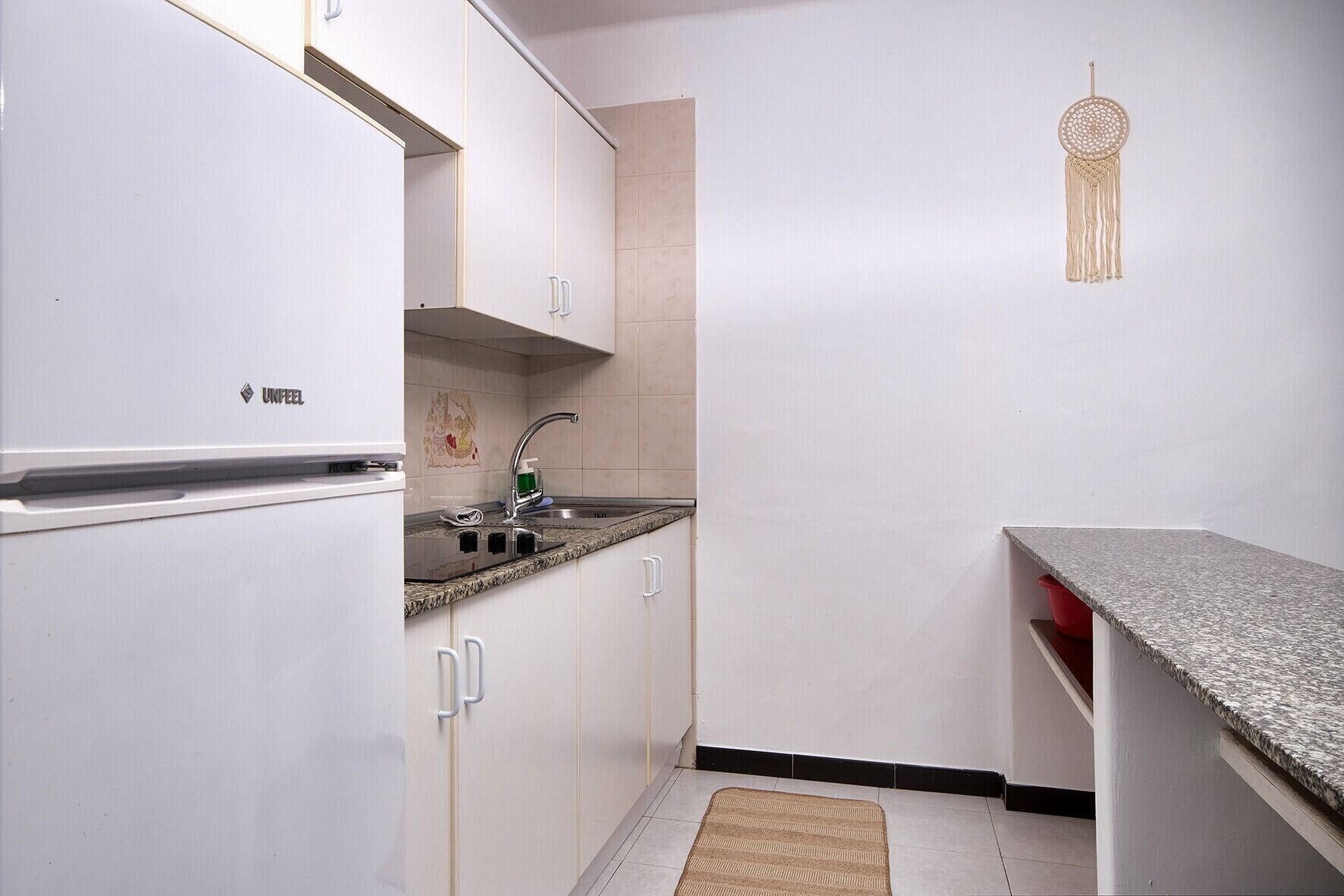 Een koelkast, een magnetron, een kookplaat