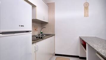 Frigorifero, microonde, macchina per tè/caffè, bollitore elettrico