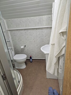 Serviettes fournies, savon, papier toilette
