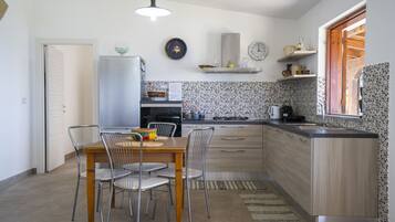 Ofen, Geschirrspüler, Wasserkocher mit Kaffee-/Teezubehör, Esstisch