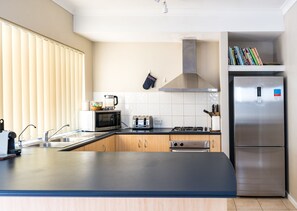 Mikroaaltouuni, uuni, liesi, astianpesukone