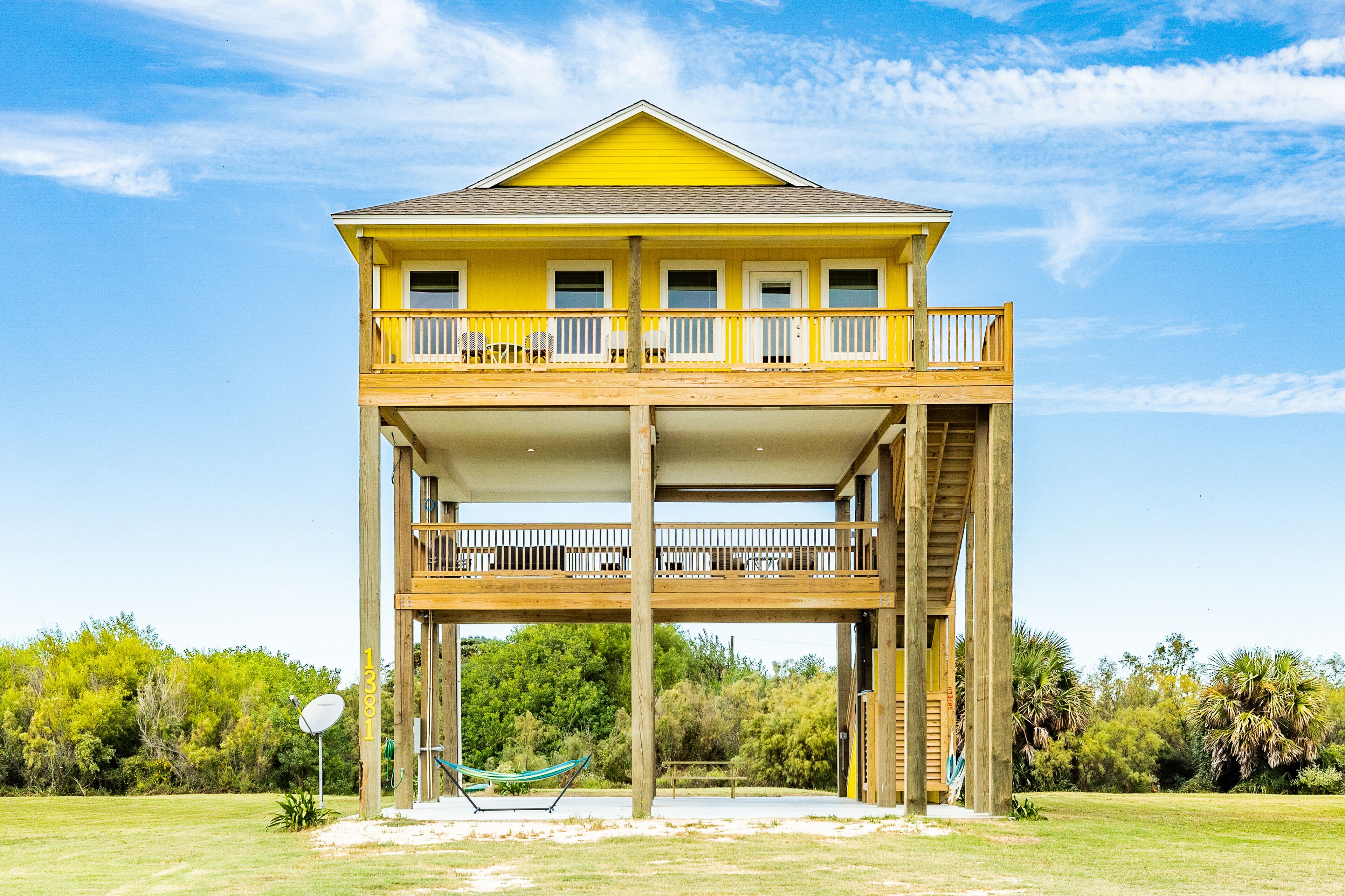 Exquisite ocean-view home near beach with central AC & washer/dryer
