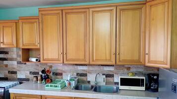 Een koelkast, een microgolfoven, een oven, een kookplaat