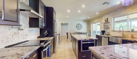 冷蔵庫、電子レンジ、オーブン、コンロ