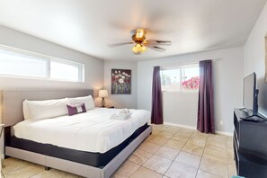 5 bedrooms, iron/ironing board, internet, bed sheets