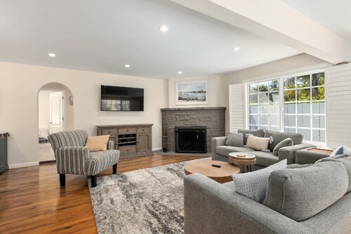 Black's Beach Bungalow