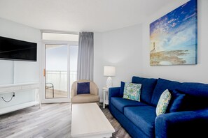 Een televisie, een dvd-speler en een filmbibliotheek