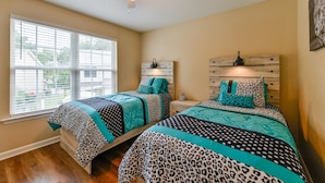 A bedroom with two beds, a ceiling fan, and a window with blinds. - Lovely home extremely close to Parris Island! (Port Royal)