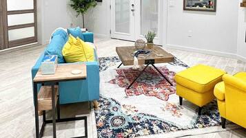 Télévision, cheminée, livres, espaces bureaux