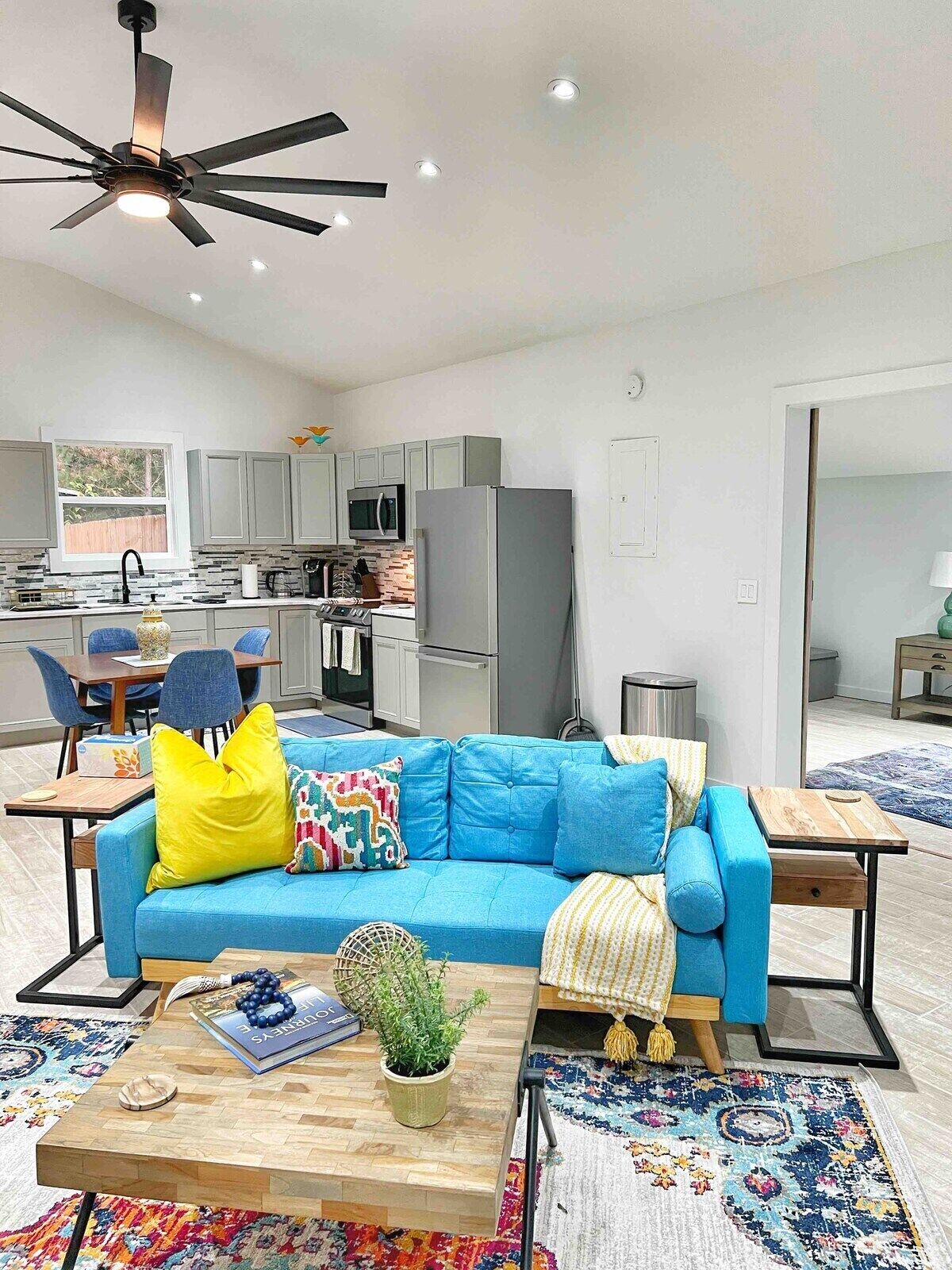 电视、壁炉、书、办公室