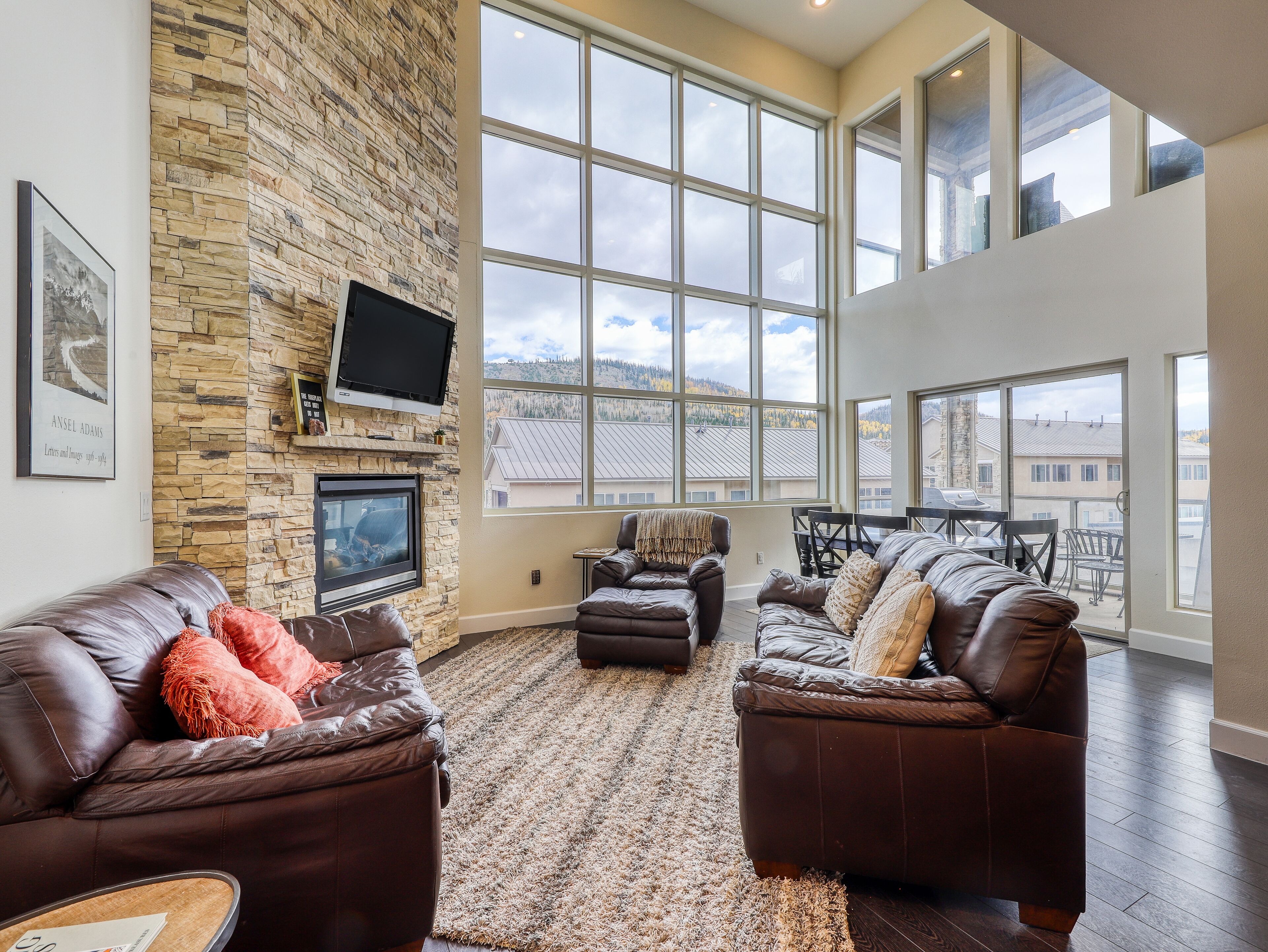 Two-story loft with mountain views and two balconies - walk to Giant Steps lifts