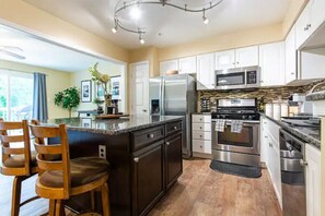 Mikrovågsugn, ugn, spishäll och diskmaskin