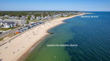 PĂ„ stranden och solstolar