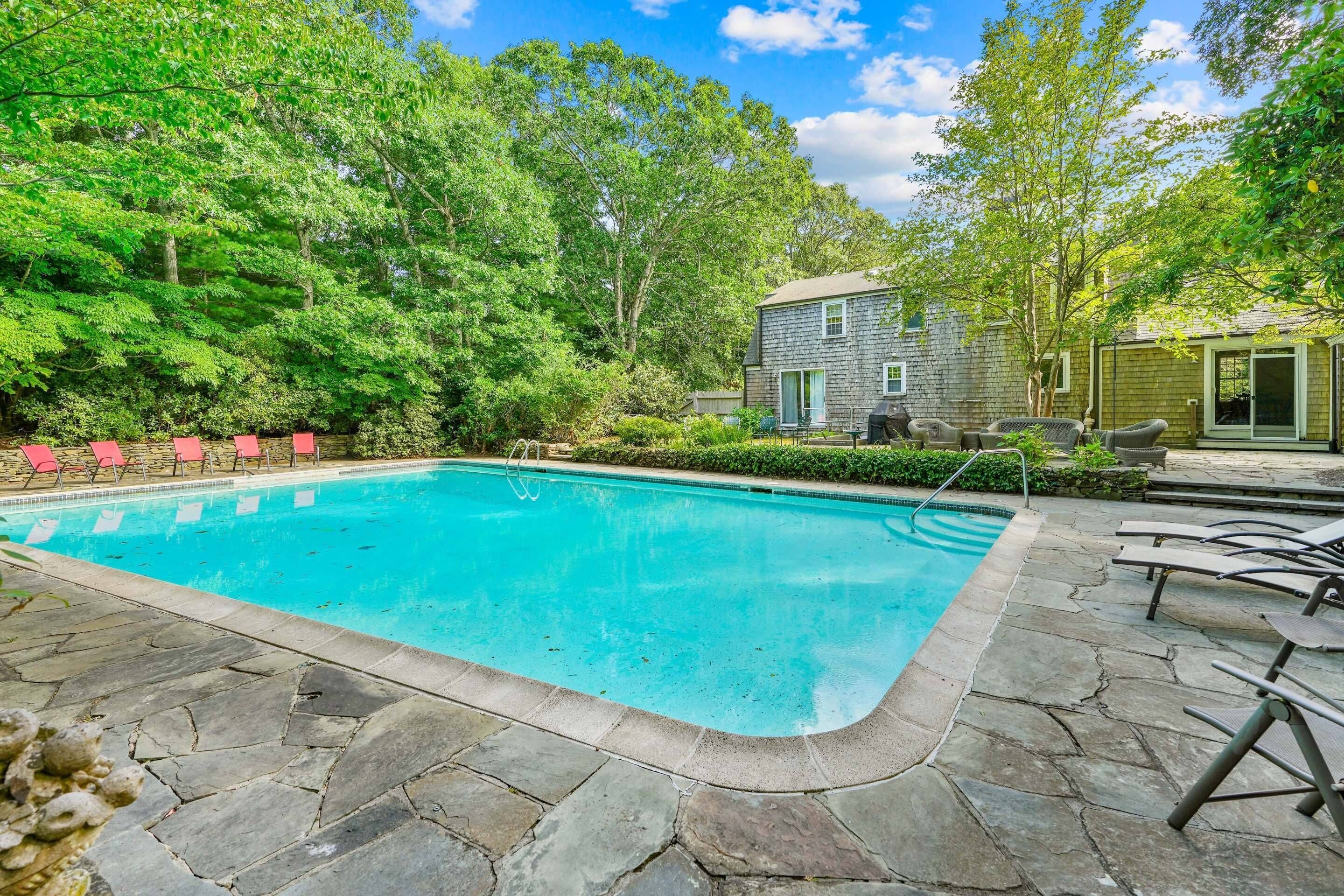 Pool hang area