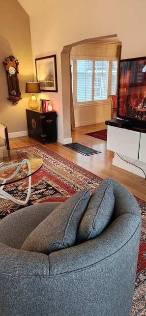 Smart TV, fireplace, books, printers - Eagle Hill Home centrally located between SF and San Jose (Redwood City)