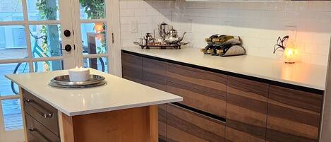 Kylskåp, mikrovågsugn, ugn och spishäll