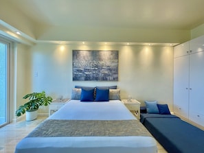 1 غرفة نوم وخزنة داخل الغرفة ومكتب ومكواة/لوح كي