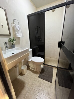 Casa superior, 2 habitaciones | Baño