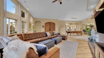 Smart-TV, Kamin, Videospiele, Bücher