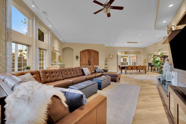 Smart-TV, Kamin, Videospiele, Bücher