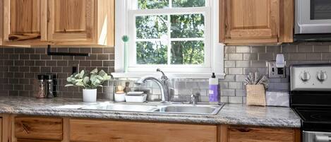 冷蔵庫、電子レンジ、オーブン、コンロ