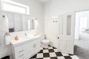 Badewanne, Handtücher, Seife, Toilettenpapier