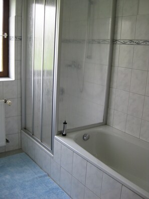 Baignoire, séchoir à cheveux, serviettes fournies