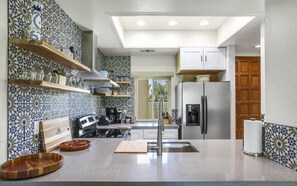 Frigorifero, microonde, piano cottura, lavastoviglie