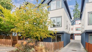 Unclassified image, 4 of 32, button - 3BR & 2.5BA centrally located home with AC, 2 Masters, 4 Smart TVs & Fiber Wifi! (Seattle)