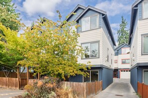 Exterior - 3BR/2.5BA home - ACs, pet friendly, centrally located w/ 4 Smart TVs + fast WiFi (Seattle)