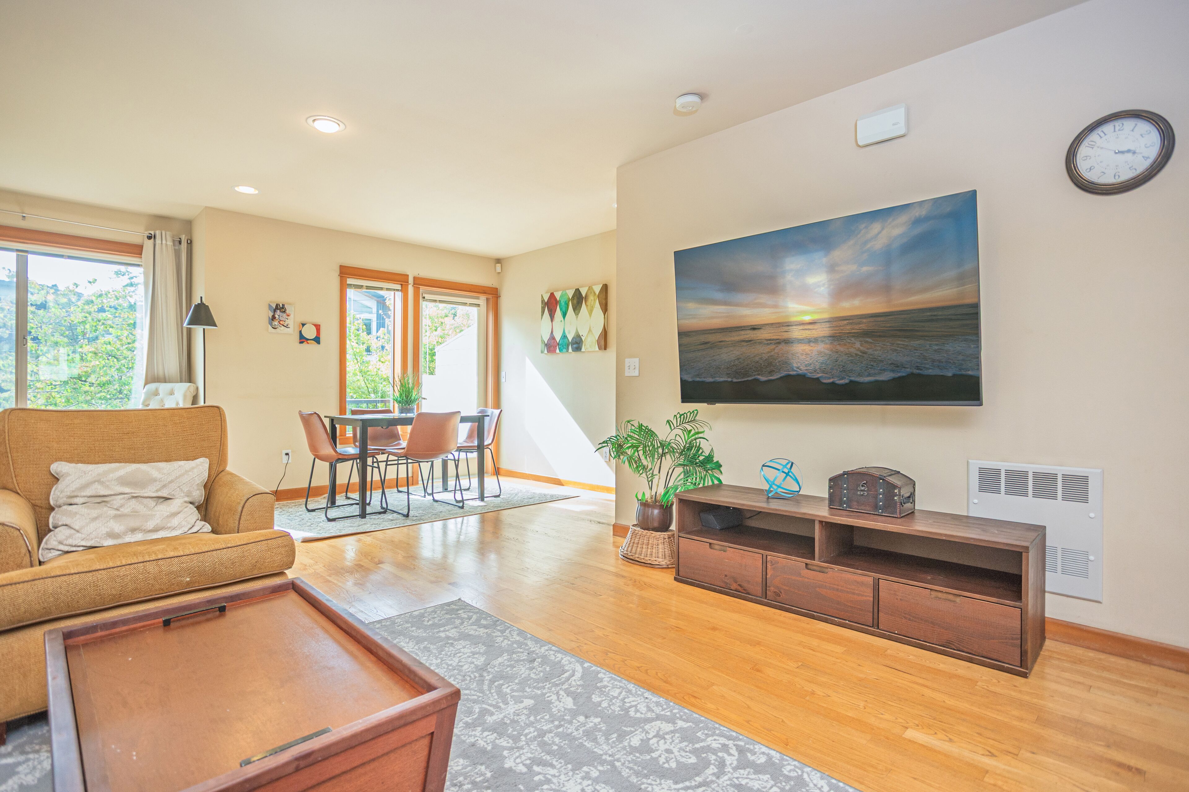Smart TV, fireplace