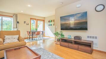 Smart TV, fireplace