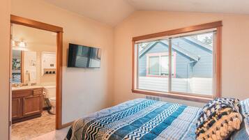 3 bedrooms, in-room safe, desk, free WiFi