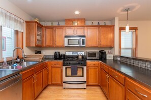 Fridge, microwave, oven, stovetop - 3BR/2.5BA home - ACs, pet friendly, centrally located w/ 4 Smart TVs + fast WiFi (Seattle)