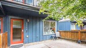 Unclassified image, 3 of 32, button - 3BR & 2.5BA centrally located home with AC, 2 Masters, 4 Smart TVs & Fiber Wifi! (Seattle)