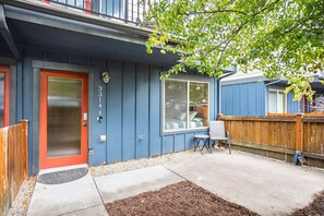 Exterior detail - 3BR/2.5BA home - ACs, pet friendly, centrally located w/ 4 Smart TVs + fast WiFi (Seattle)