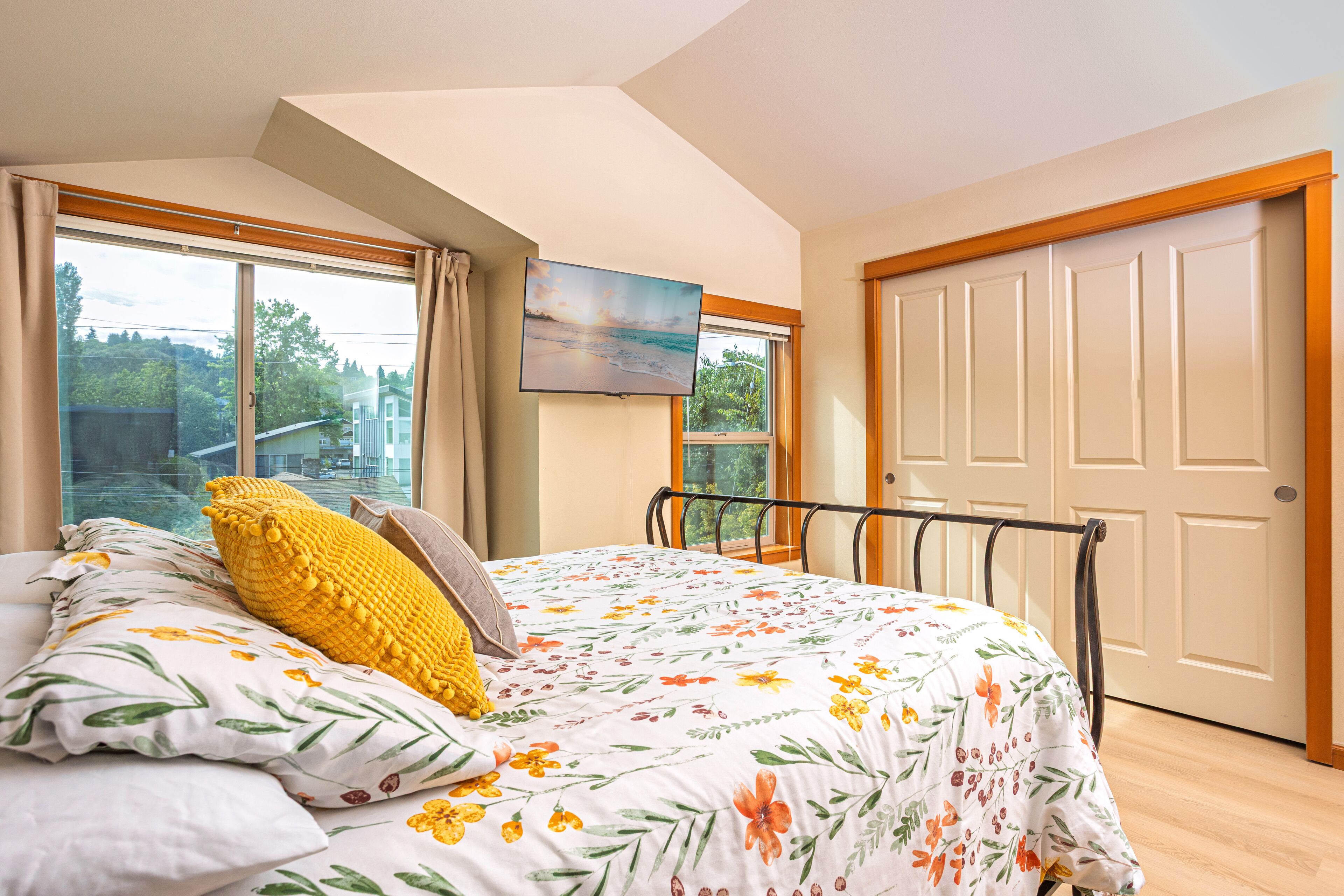 3 bedrooms, in-room safe, desk, free WiFi