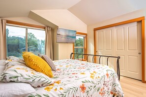 3 bedrooms, in-room safe, desk, free WiFi - 3BR/2.5BA home - ACs, pet friendly, centrally located w/ 4 Smart TVs + fast WiFi (Seattle)