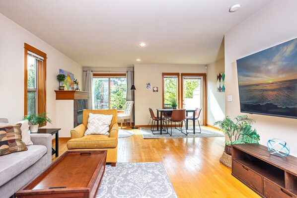 Smart TV, fireplace - 3BR/2.5BA home - ACs, pet friendly, centrally located w/ 4 Smart TVs + fast WiFi (Seattle)