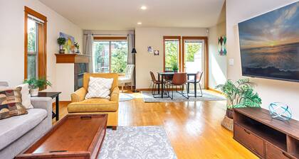 3BR/2.5BA FIFA Convenient home w/ AC central location, 4 Smart TVs & fast WiFi