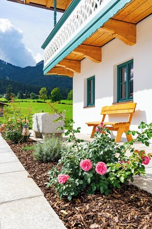 Terrace/patio - Vacation apartment cloverleaf 65 sqm, 2 bedrooms, living room with kitchen, 4 pers, WLAN (Ruhpolding)