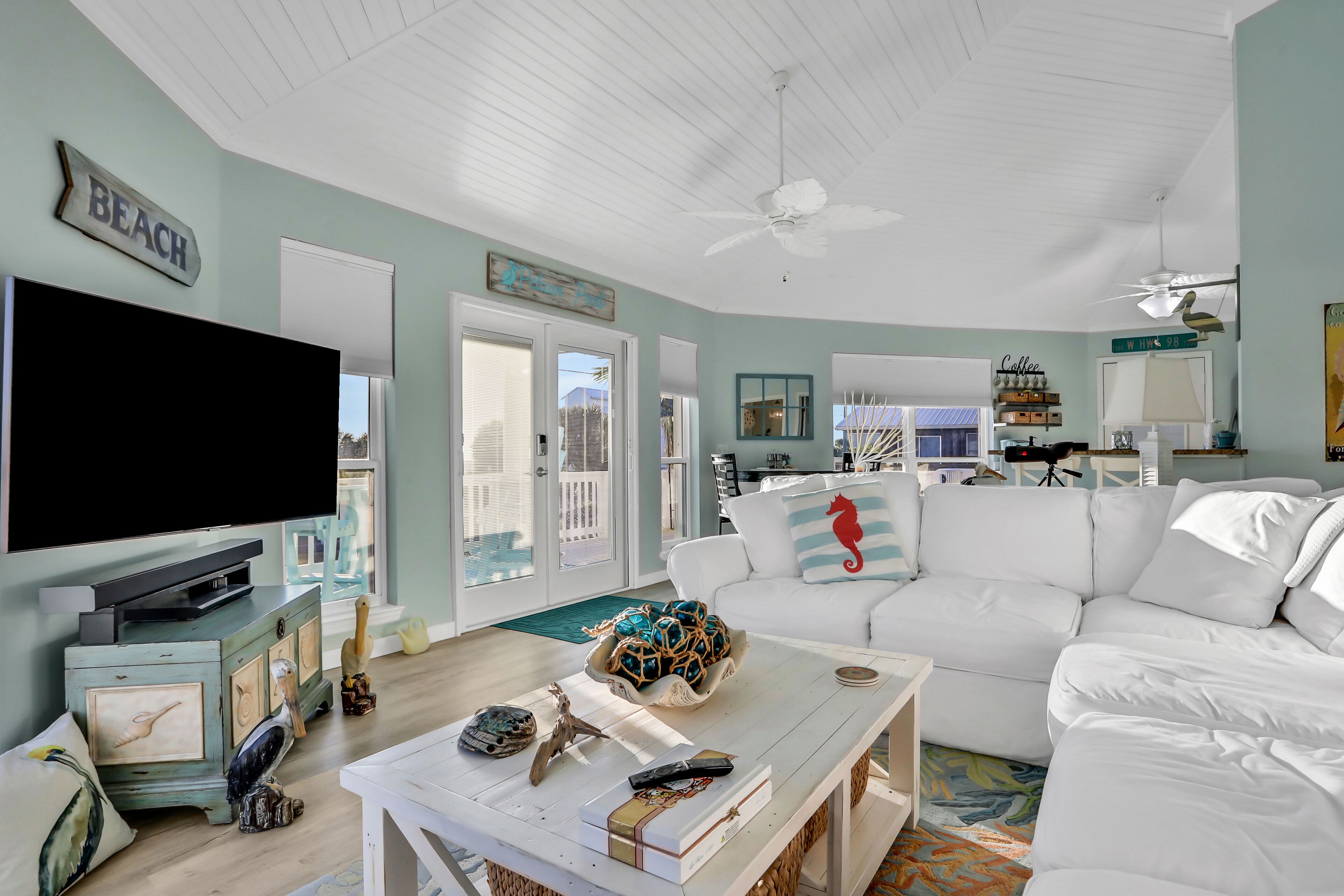 电视、壁炉、DVD 播放器