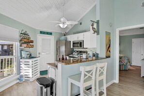 Kylskåp, mikrovågsugn, ugn och spishäll