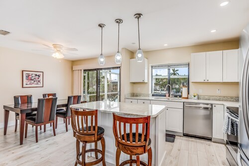 Dog-friendly home with pool, washer/dryer, central AC, dock - snowbird-friendly