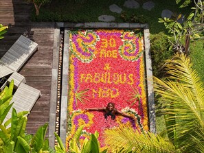 Una piscina al aire libre