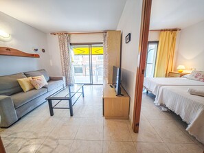 WiFi (無料)、ベッドシーツ