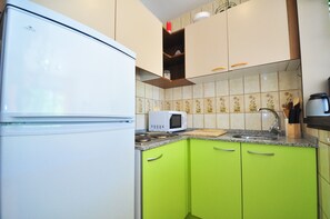 Geladeira, micro-ondas, cafeteira/chaleira