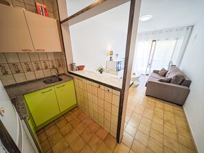 Kjøleskap, mikrobølgeovn, kaffetrakter/tekoker og kjøkkenutstyr