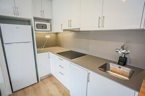 Réfrigérateur, micro-ondes, lave-vaisselle, cafetière/bouilloire