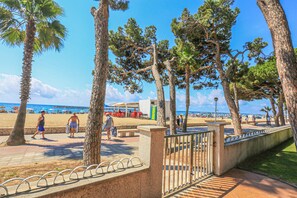 På stranden
